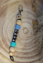 Tassenhanger sleutelhanger met naam en houten en siliconen kralen diverse kleuren