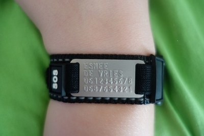 armband SOS kinderen geponst