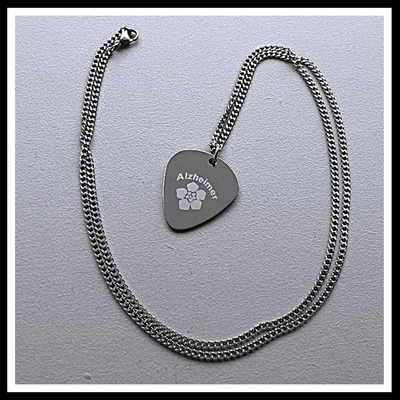 Alzheimer of dementie penning guitar pick RVS 2-zijde gravure inclusief rvs ketting